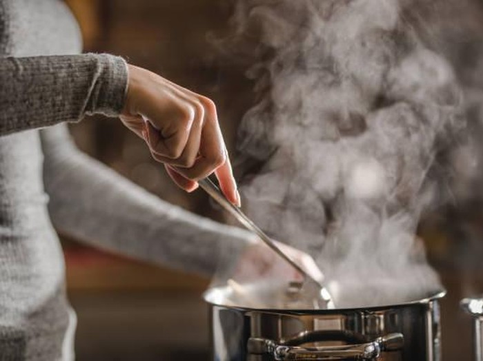Ilustrasi steaming (mengukus) makanan.