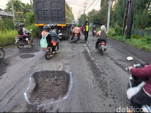 Jalan Berlubang di Sidoarjo Renggut 2 Nyawa Pemotor Bonceng 3 Tanpa Helm