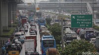 Pantauan detikcom, Jumat (24/2/2023), macet terjadi di jalur arteri Jalan MT Haryono yang mengarah ke Kuningan. Lokasi macet persisnya samping GT Tebet.
