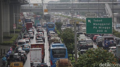 Jalan MT Haryono-Tol Dalam Kota Macet Siang Ini