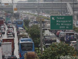 Jalan MT Haryono-Tol Dalam Kota Macet Siang Ini