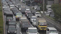 Adapun kepadatan kendaraan terjadi di Tol Dalam Kota. Laju kendaraan masih tersendat di Flyover Pancoran sampai Jala Gatot Subroto.
