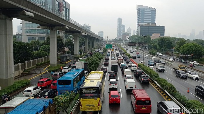Jalan MT Haryono-Tol Dalam Kota Macet Siang Ini Jalan MT Haryono-Tol Dalam Kota Macet Siang Ini