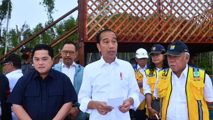 Jokowi saat meninjau Kawasan 1B, Ibu Kota Nusantara (IKN), Kabupaten Penajam Paser Utara, Jumat (24/3/2023).