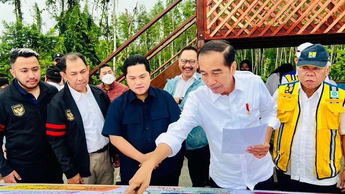 Jokowi saat meninjau Kawasan 1B, Ibu Kota Nusantara, Kabupaten Penajam Paser Utara, Jumat (24/2/2023).