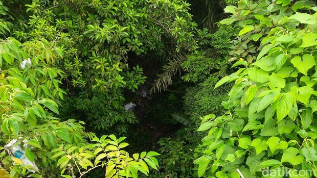 Jurang lokasi kecelakaan bus rombongan wanita muda Tionghoa di Berastagi