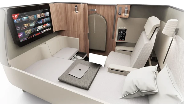 Kursi kabin first class atau First Suites akan memiliki tempat tidur di samping kursi yang lebar, kursi selebar 22 inci, lemari pakaian panjang, meja makan lipat yang cukup besar untuk dua orang juga TV 32 inci.