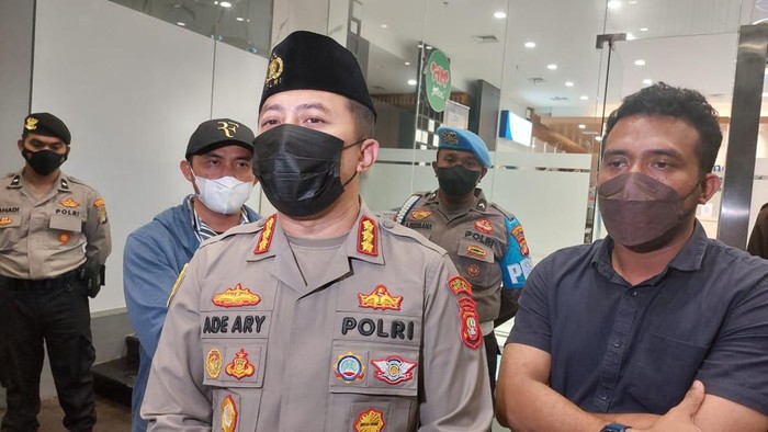 Kapolres Jakarta Selatan Kombes Ade Ary Syam menjenguk Cristalino David Ozora alias David (17), korban penganiayaan anak pejabat pajak, Mario Dandy Satrio (20).
