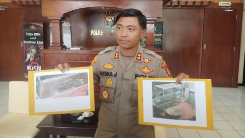 Kapolres Jembrana AKBP I Dewa Gde Juliana menunjukkan foto benda peledak yang ditemukan di atap rumah warga di Banjar Dauh Marga, Desa Delod Berawah, Kecamatan Mendoyo, Kabupaten Jembrana, Bali, Jumat (24/2/2023).