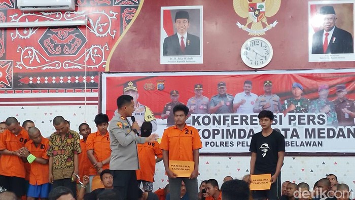 Kapolres Pelabuhan Belawan AKBP Josua Tampubolon Sedang Memaparkan Para Tersangka di Aula Polres Pelabuhan Belawan