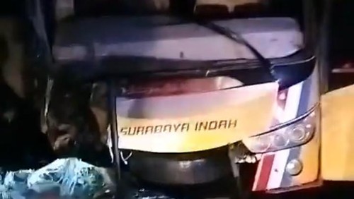 Kecelakaan maut bus malam dengan minibus di pintu masuk Pelabuhan Poto Tano, Sumbawa, NTB. Lima orang tewas dan puluhan lainnya luka.