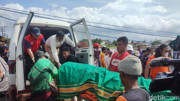 Kecelakaan Kereta Api Argo Bromo dan Mobil di Semarang