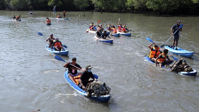 Peserta mengumpulkan sampah plastik menggunakan kano saat susur mangrove dalam rangka HUT ke-235 Kota Denpasar di kawasan Taman Hutan Raya Ngurah Rai, Denpasar, Bali, Jumat (24/2/2023). Kegiatan yang digelar oleh Pemerintah Kota Denpasar tersebut diikuti 200 orang dari kalangan pelajar dan masyarakat umum untuk menjaga kelestarian hutan mangrove dan habitat pantai dari pencemaran limbah dan sampah plastik. ANTARA FOTO/Nyoman Hendra Wibowo/foc.