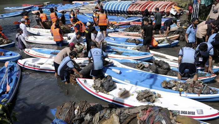 Peserta mengumpulkan sampah plastik menggunakan kano saat susur mangrove dalam rangka HUT ke-235 Kota Denpasar di kawasan Taman Hutan Raya Ngurah Rai, Denpasar, Bali, Jumat (24/2/2023). Kegiatan yang digelar oleh Pemerintah Kota Denpasar tersebut diikuti 200 orang dari kalangan pelajar dan masyarakat umum untuk menjaga kelestarian hutan mangrove dan habitat pantai dari pencemaran limbah dan sampah plastik. ANTARA FOTO/Nyoman Hendra Wibowo/foc.