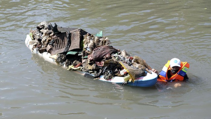 Peserta mengumpulkan sampah plastik menggunakan kano saat susur mangrove dalam rangka HUT ke-235 Kota Denpasar di kawasan Taman Hutan Raya Ngurah Rai, Denpasar, Bali, Jumat (24/2/2023). Kegiatan yang digelar oleh Pemerintah Kota Denpasar tersebut diikuti 200 orang dari kalangan pelajar dan masyarakat umum untuk menjaga kelestarian hutan mangrove dan habitat pantai dari pencemaran limbah dan sampah plastik. ANTARA FOTO/Nyoman Hendra Wibowo/foc.