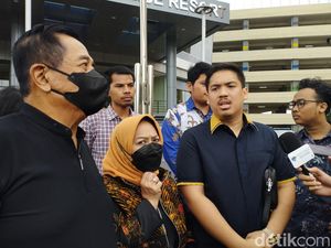 Ayah Kunjungi Rutan, AKBP Dody Prawiranegara Sujud Minta Maaf