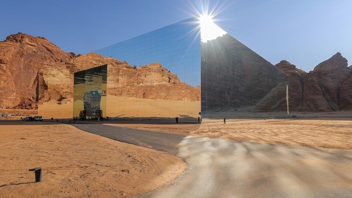 Kemegahan Maraya, Gedung Konser dari Cermin Terbesar di Dunia The Maraya mirrored building in Al Ula, Saudi Arabia, on Tuesday, Nov. 6, 2022. The tourism ministry is targeting 12 million foreign tourists this year, with tourism on track to contribute about 4% of economic output, Tourism Minister Ahmed Al Khateeb said. Photographer: Maya Siddiqui/Bloomberg via Getty Images