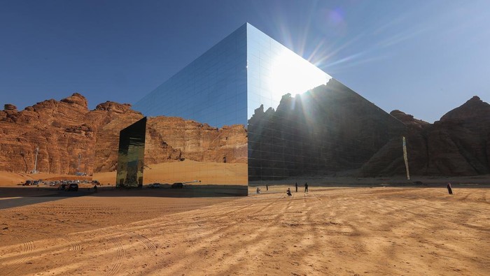 Kemegahan Maraya, Gedung Konser dari Cermin Terbesar di Dunia The Maraya mirrored building in Al Ula, Saudi Arabia, on Tuesday, Nov. 6, 2022. The tourism ministry is targeting 12 million foreign tourists this year, with tourism on track to contribute about 4% of economic output, Tourism Minister Ahmed Al Khateeb said. Photographer: Maya Siddiqui/Bloomberg via Getty Images