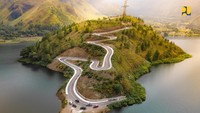 Di Kabupaten Samosir meliputi penataan trotoar dan drainase serta rehabillitasi Jalan Simpang Tuktuk – Sialagan (8,4 km), pelebaran jalan akses Pelabuhan Simanindo (0,5 km), penataan trotoar jalan akses Pelabuhan Tomok (1,2 km), penggantian Jembatan Aek Sioto dan Aek Hapilis Pangaloan (12 meter). Foto: Dok. Kementerian PUPR