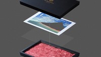 Begini cara membuat lukisan Ukiyo-e dengan wagyu. Tampak pola alami wagyu menjadi bagian estetik dari pola kertas yang sudah lebih dulu dibuat.   