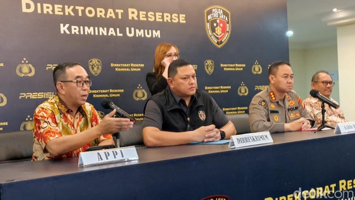 Ketua Umum Asosiasi Perusahaan Pembiayaan Indonesia (APPI) Suwandi Wiratno (kiri)