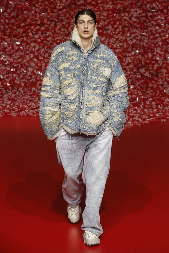 Melalui presentasi ini, Glenn ingin menyampaikan sebuah gagasan bahwa seks sebagai salah satu kunci meraih kebahagian dan kesuksesan selama dilakukan secara bertanggung jawab. Hidup yang sukses berkaitan dengan seks yang positif, bersenang-senang, menikmati hidup, tapi tetap melakukannya dengan aman dan saling menghormati, kata pria asal Belgia itu kepada Vogue. (Foto: Victor VIRGILE/Gamma-Rapho via Getty Images)