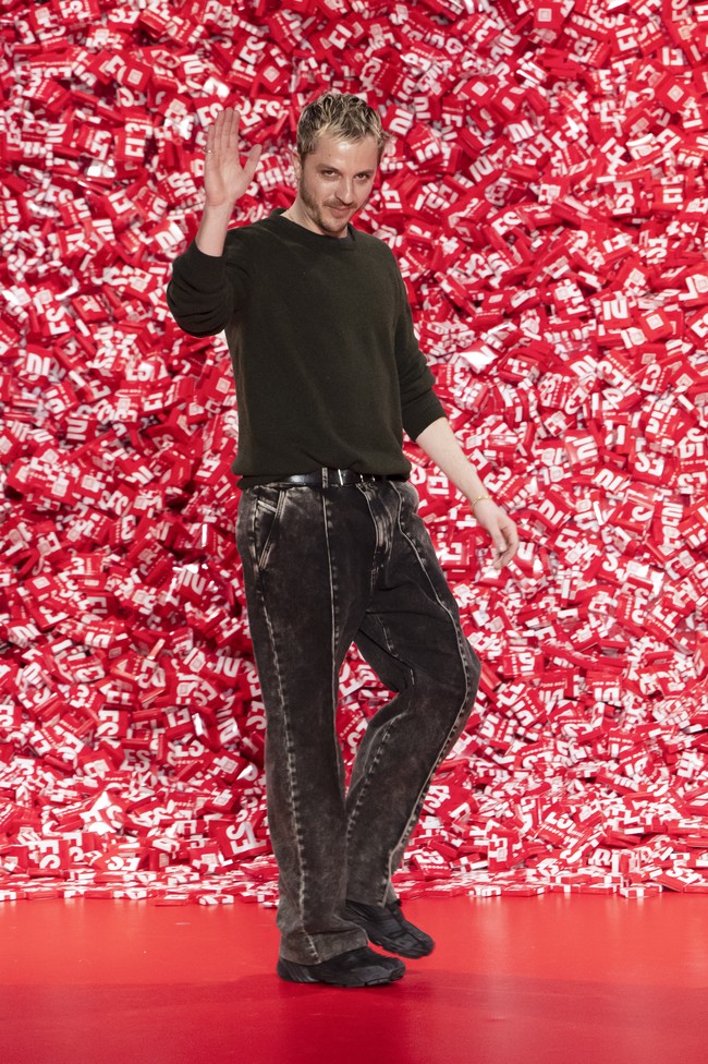 Inilah Glenn Martens saat finale fashion show Diesel Fall 2023. Presentasi koleksi Diesel ini mendapat ulasan positif dari kritikus fashion, salah satunya Vanessa Friedman dari New York Times yang berkicau di Twitter, Well, that #Diesel show filled me with glee. What a nice way to start #MFW. Dalam artikelnya, Vanessa menyebut Diesel pantas menggantikan posisi kehormatan Gucci untuk membuka Milan Fashion Week. (Foto: Victor VIRGILE/Gamma-Rapho via Getty Images)
