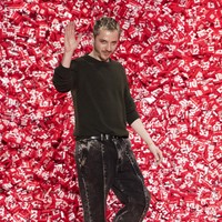 Inilah Glenn Martens saat finale fashion show Diesel Fall 2023. Presentasi koleksi Diesel ini mendapat ulasan positif dari kritikus fashion, salah satunya Vanessa Friedman dari New York Times yang berkicau di Twitter, Well, that #Diesel show filled me with glee. What a nice way to start #MFW. Dalam artikelnya, Vanessa menyebut Diesel pantas menggantikan posisi kehormatan Gucci untuk membuka Milan Fashion Week. (Foto: Victor VIRGILE/Gamma-Rapho via Getty Images)