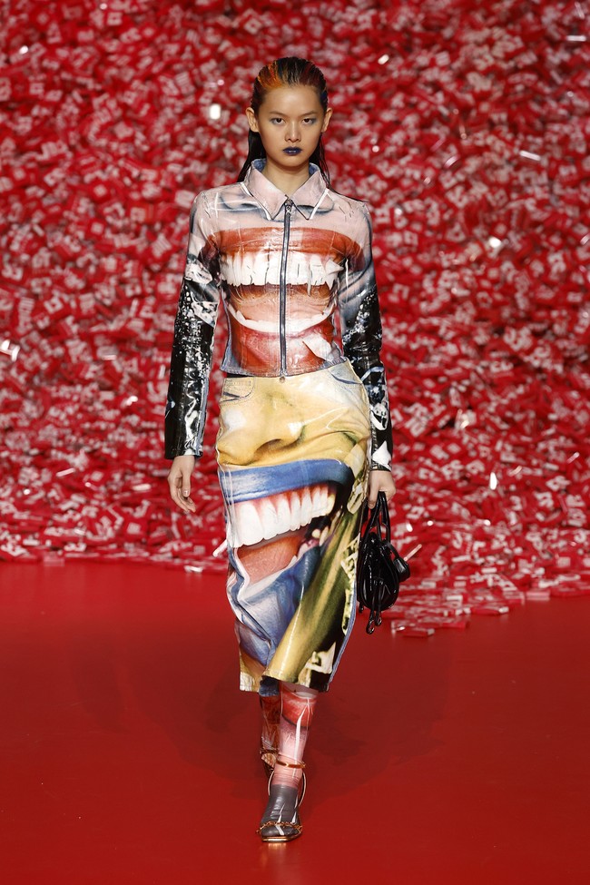 Daya tarik lain dari koleksi ini adalah eksperimen Glenn dengan material daur ulang. Hadir pilihan busana yang terbuat dari bahan nylon bekas berlapis semacam plastik yang dipanaskan. Ia juga mengolah material kulit sisa yang disulap menjadi biker jacket penuh bolongan hasil pembakaran dengan torch. (Foto: Estrop by Getty Images)