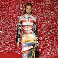 Daya tarik lain dari koleksi ini adalah eksperimen Glenn dengan material daur ulang. Hadir pilihan busana yang terbuat dari bahan nylon bekas berlapis semacam plastik yang dipanaskan. Ia juga mengolah material kulit sisa yang disulap menjadi biker jacket penuh bolongan hasil pembakaran dengan torch. (Foto: Estrop by Getty Images)