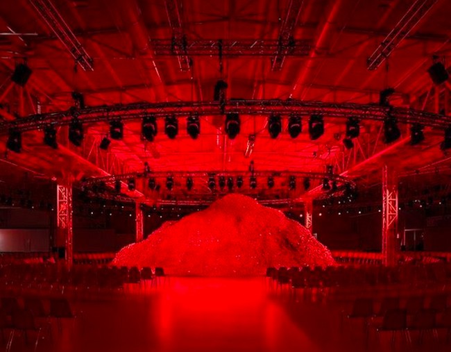 Berkolaborasi dengan Durex, Diesel menggunakan 200.000 bungkus kondom. “The #DieselFW23 runway show set revealed a mountain of 200,000 condom boxes as part of a partnership with @durex,” tulis Diesel di Instagram. (Foto: Instagram/@diesel)