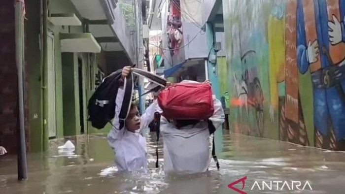 Kondisi banjir akibat luapan Kali Ciliwung.