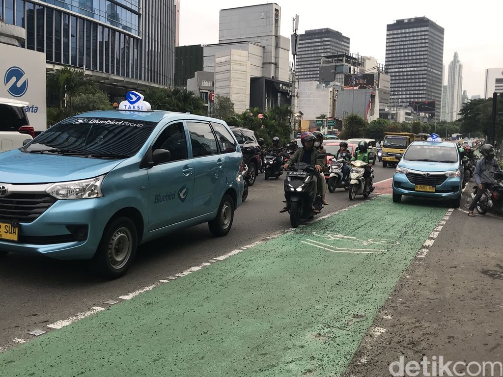 Kondisi Jl Sudirman dekat UOB Plaza, setelah ditambal, 24 Februari 2023. (Firda CAA/detikcom)