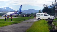 Satu ambulans berjalan usai mengantar jenazah korban kerusuhan massa ke pesawat untuk diantar ke kampung halamannya dari Bandara Wamena di Wamena, Papua, Jumat (24/2/2023).   