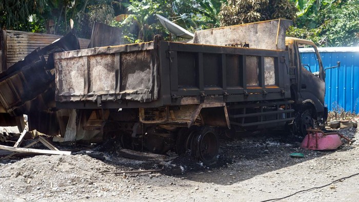 Satu unit truk hangus terbakar akibat kerusuhan massa di Wamena, Papua, Jumat (24/2/2023). Kapolda Papua Irjen Mathius D. Fakhiri menyebutkan kerusuhan yang dipicu isu penculikan anak tersebut mengakibatkan 10 orang tewas, puluhan orang luka-luka, dan belasan bangunan serta kendaraan bermotor hangus terbakar. ANTARA FOTO/Iwan Adisaputra/app/foc.