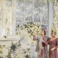 Aurel Hermansyah dan Atta Halilintar juga memilih kue ulang tahun mewah berbentuk istana. Pada bagian depannya terdapat miniatur pengantin yang mengenakan busana pengantin adat Minang, sama seperti yang dikenakan oleh Aurel dan Atta di hari bahagianya itu. Foto: Instagram/@lenovellecake