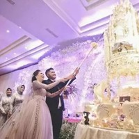 Selanjutnya ada Ryana Dea dan Puadin Redi yang menikah pada 16 Oktober 2016. Ryana dan sang suami juga memilih kue pernikahan berbentuk seperti istana yang didominasi oleh warna putih. Kue pernikahannya itu tampak menjulang tinggi. Foto: Instagram/@ryana_dea