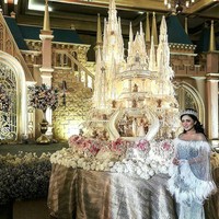 Menggelar pernikahan dengan tema negeri dongeng, Rachel Vennya tampil bak seorang putri yang berdiri di samping kue pernikahannya. Kue pernikahannya itu tampak begitu mewah berbentuk istana. Kala itu pasangan yang kini telah menjadi mantan suaminya, Okin juga tampil mengenakan kostum seperti seorang pangeran. Foto: Instagram/@lenovellecake