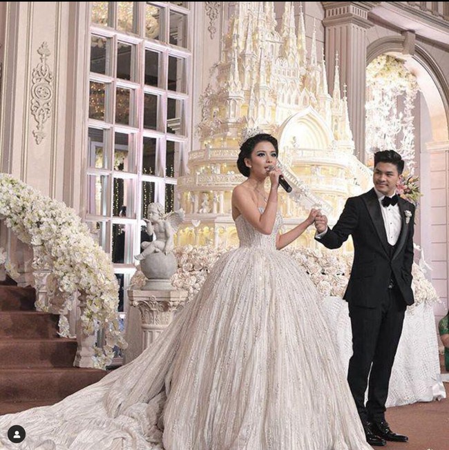 Chelsea Olivia dan Glenn Alinskie menikah pada 3 Oktober 2015. Kala itu keduanya menggelar resepsi pernikahan mewah dan tampil bak raja dan ratu. Didominasi warna putih, kue pernikahan Glenn dan Chelsea yang sangat besar juga tak kalah mencuri atensi dengan bentuk menyerupai sebuah istana megah. Foto: Instagram/@lenovellecake