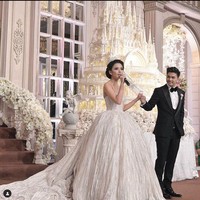 Chelsea Olivia dan Glenn Alinskie menikah pada 3 Oktober 2015. Kala itu keduanya menggelar resepsi pernikahan mewah dan tampil bak raja dan ratu. Didominasi warna putih, kue pernikahan Glenn dan Chelsea yang sangat besar juga tak kalah mencuri atensi dengan bentuk menyerupai sebuah istana megah. Foto: Instagram/@lenovellecake