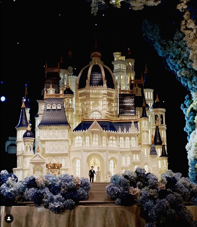 Baru saja menggelar pernikahan mewah pada 8 Desember 2022, Chelsea Islan dan Rob Clinton tampaknya tak mau setengah-setengah dalam soal memilih kue pernikahan. Keduanya memilih kue pernikahan yang berbentuk seperti istana dengan didominasi warna putih dan biru sesuai dengan tema dekorasi pernikahan mereka. Foto: Instagram/@lenovellecake