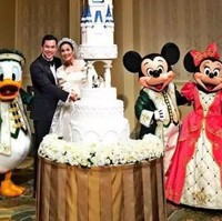 Digelar di Disneyland Jepang, Sandra Dewi dan Harvey Moeis menggelar pernikahan mewah. Sesuai dengan tema pernikahan, kue pernikahan keduanya pun berbentuk seperti sebuah istana yang menjulang tinggi. Foto: Instagram/@sandradewi88