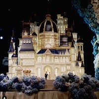 Baru saja menggelar pernikahan mewah pada 8 Desember 2022, Chelsea Islan dan Rob Clinton tampaknya tak mau setengah-setengah dalam soal memilih kue pernikahan. Keduanya memilih kue pernikahan yang berbentuk seperti istana dengan didominasi warna putih dan biru sesuai dengan tema dekorasi pernikahan mereka. Foto: Instagram/@lenovellecake