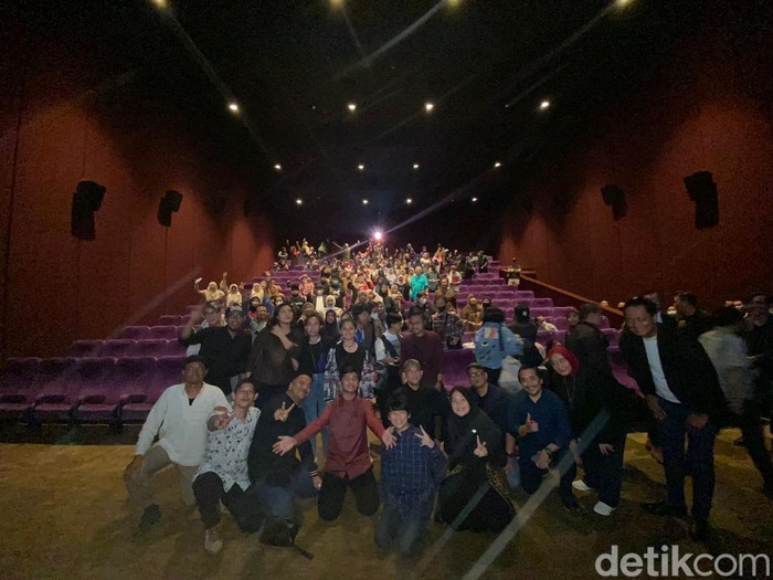 Nonton bareng film Kun Anta Wa Anta.