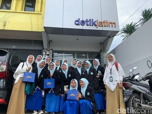 Siswa Pondok Pesantren Al-Ishlah Paciran Belajar Jurnalistik ke detikJatim