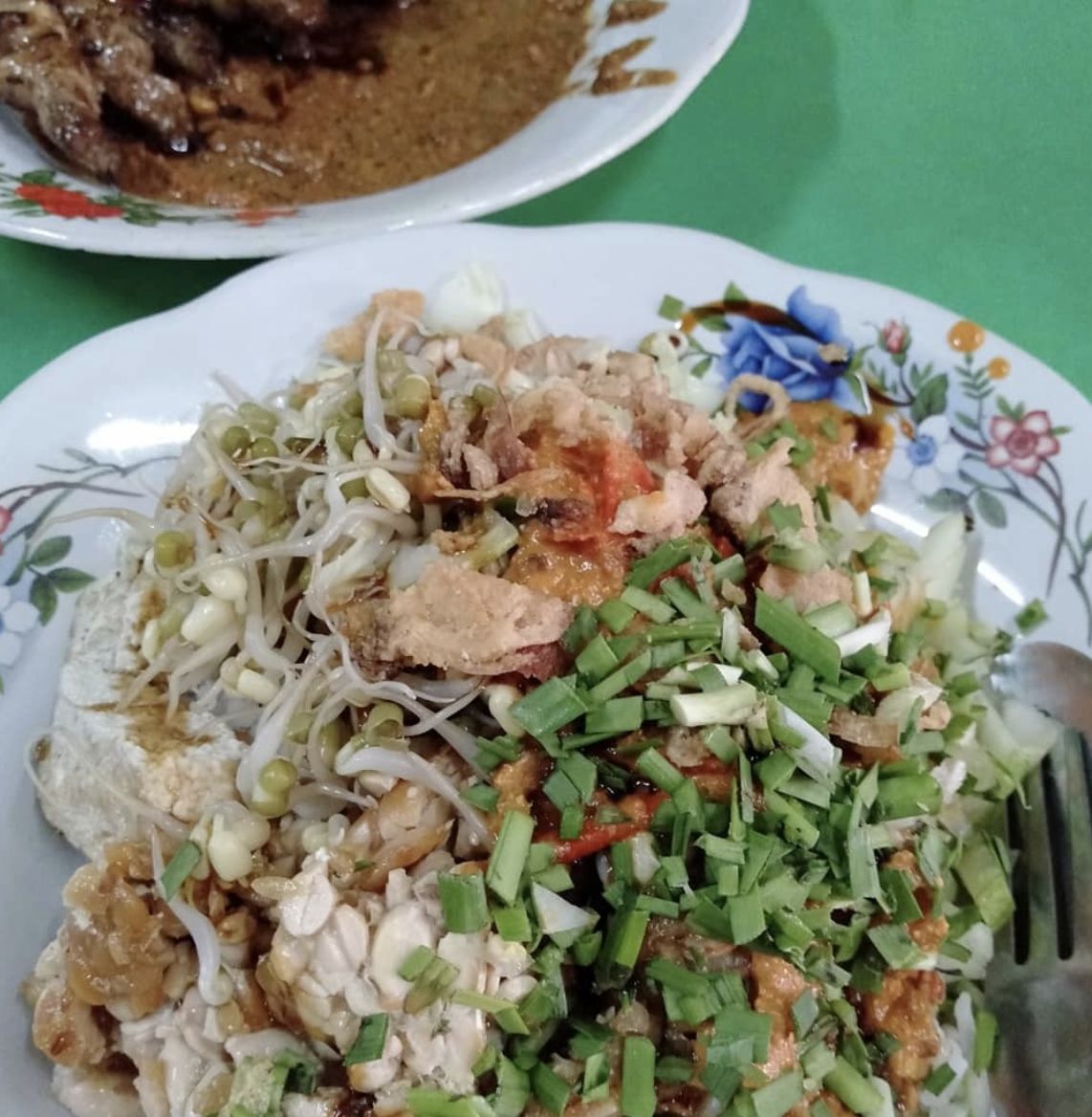 Lewat Stasiun Cirebon, Mampir Makan Nasi Jamblang dan Docang Enak Dulu