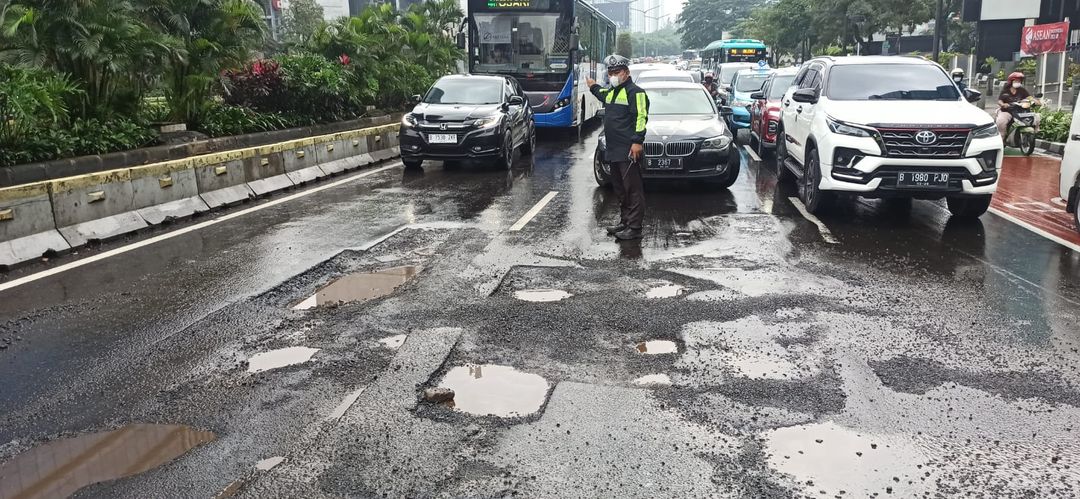 Lubang Jl Jenderal Sudirman dekat Halte Tosari rusak, 24 Februari 2023. (Dok Twitter TMC Polda Metro Jaya)