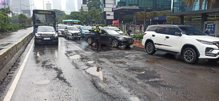 Lubang Jl Jenderal Sudirman dekat Halte Tosari rusak, 24 Februari 2023. (Dok Twitter TMC Polda Metro Jaya)