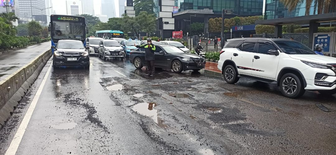 Lubang Jl Jenderal Sudirman dekat Halte Tosari rusak, 24 Februari 2023. (Dok Twitter TMC Polda Metro Jaya)