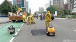 Lubang-lubang di Jalan MH Thamrin Mulai Ditambal